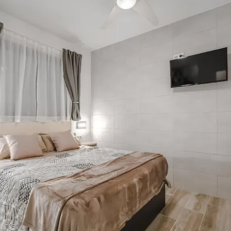 Apartment Fully Refurbished Holiday Apartment With Terrace *