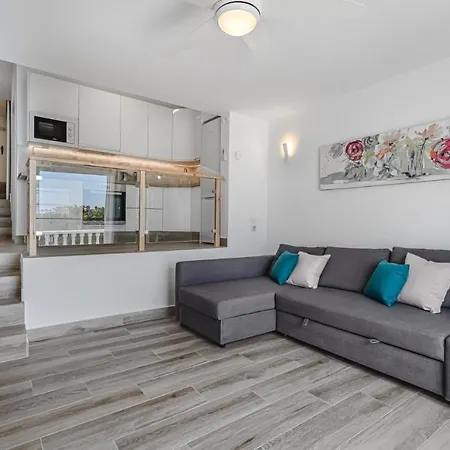 Apartman Fully Refurbished Holiday Apartment With Terrace *