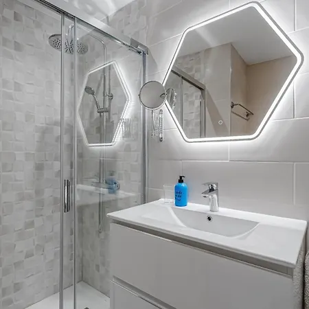 Apartman Fully Refurbished Holiday Apartment With Terrace *